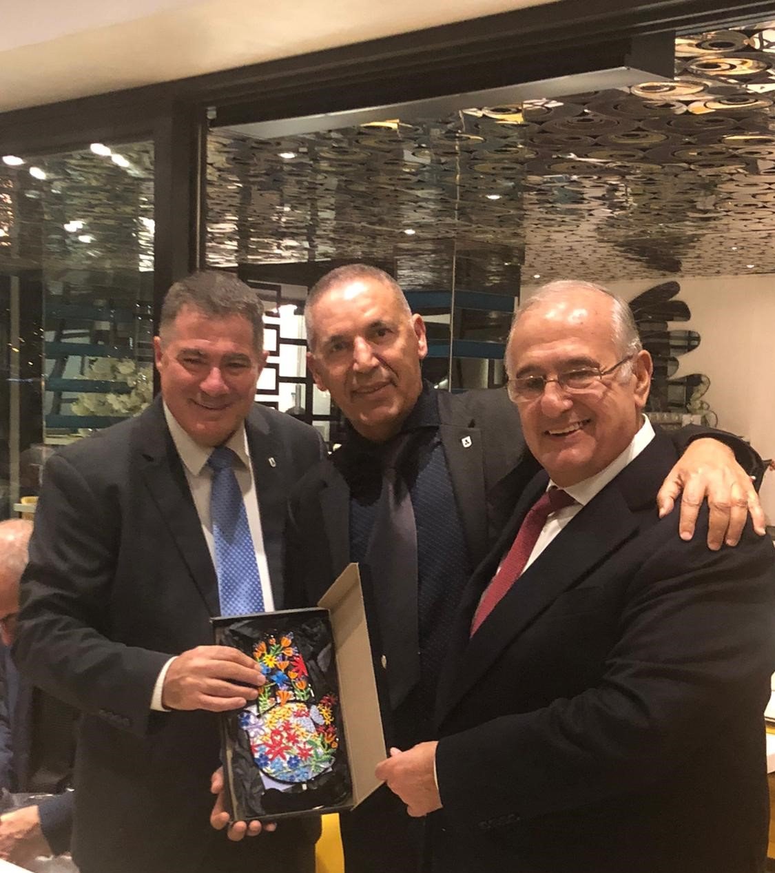 מימין נשיא ההתאחדות העולמי אלי אביסרור וראול סרוגו קרדיט באדיבות התאחדות בוני הארץ