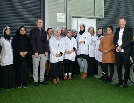 שי עמירה, מנכל נזיד, איברהים נסאסרה, יזם ובעלים חברת נזיד ומשתתפות הקורס צילום: נזיד 