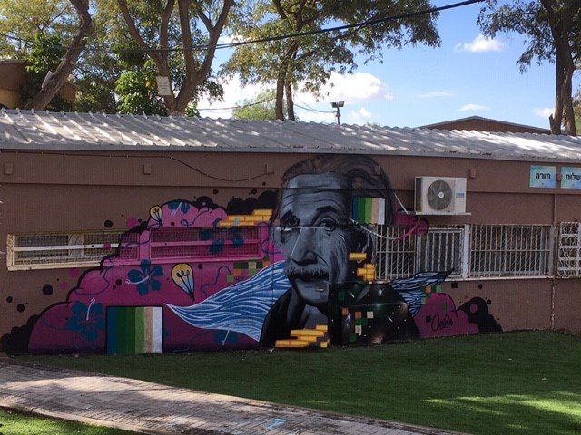 אלברט איינשטיין על קירות העתודה הטכנולוגית לתקשוב. צילום באדיבות אמית טכנולוגי