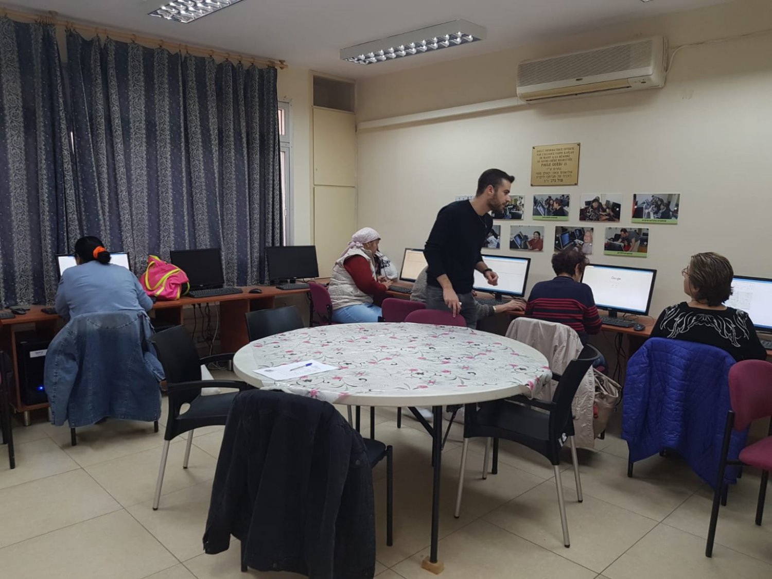 חוג מחשבים לגיל השלישי צילום באדיבות עמידר 