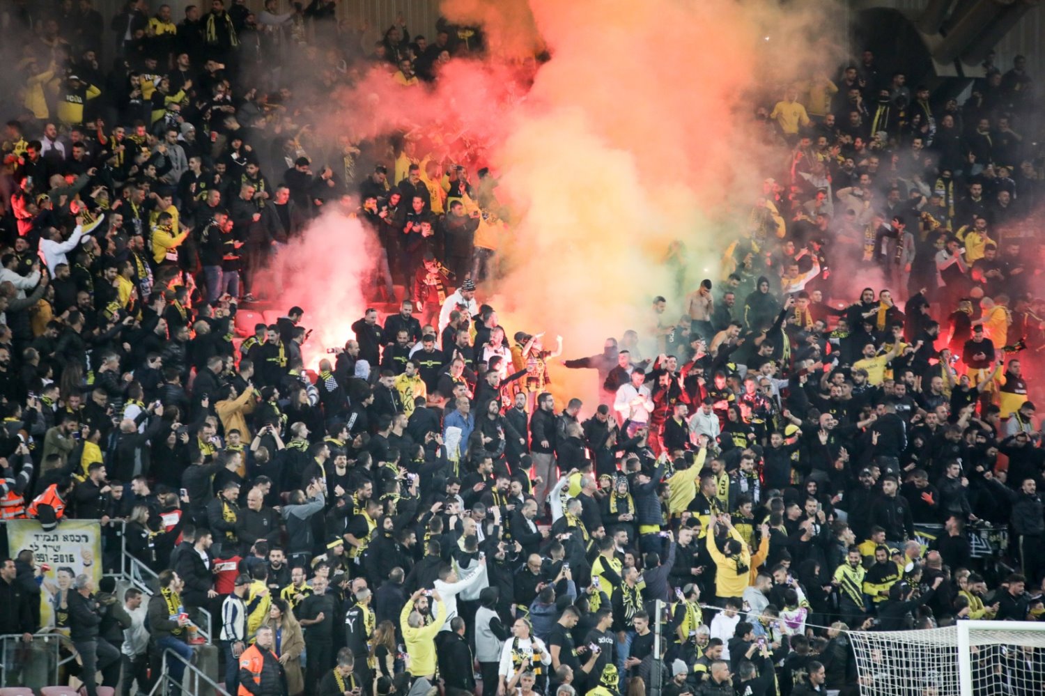 הדליקו רימוני עשן ונעצרו צילום זאב דיקמן 