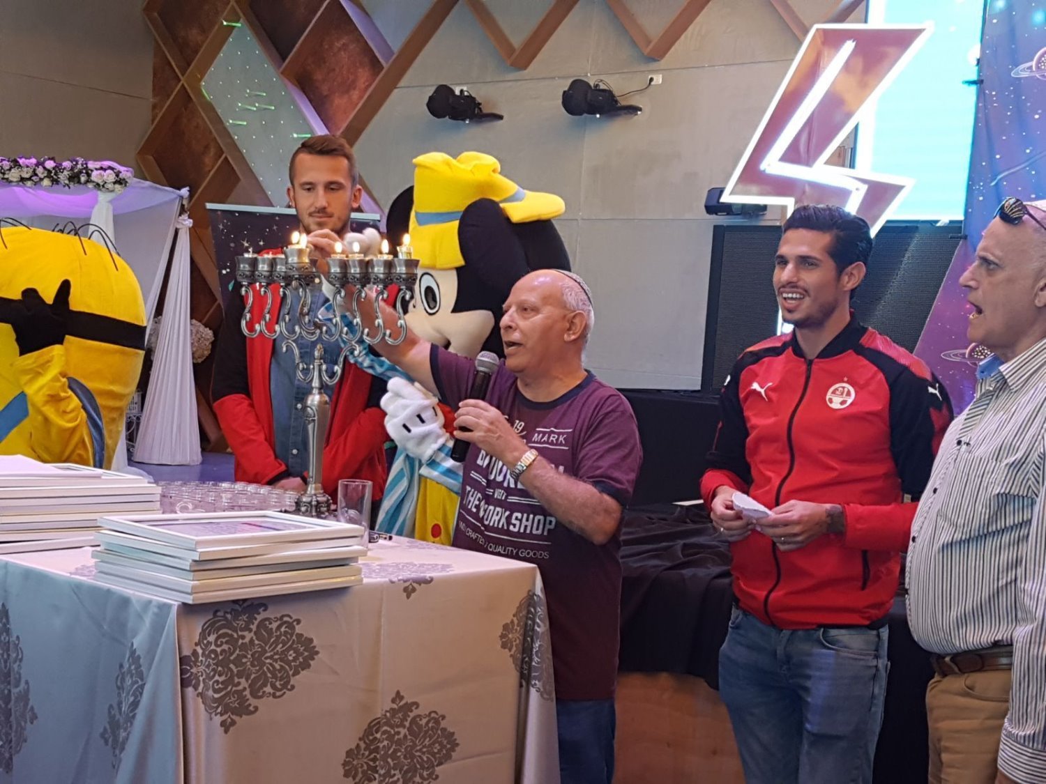 הדלקת נרות עם כוכבי הפועל באר שבע והאגודה למלחמה בסרטן לפני שנה 