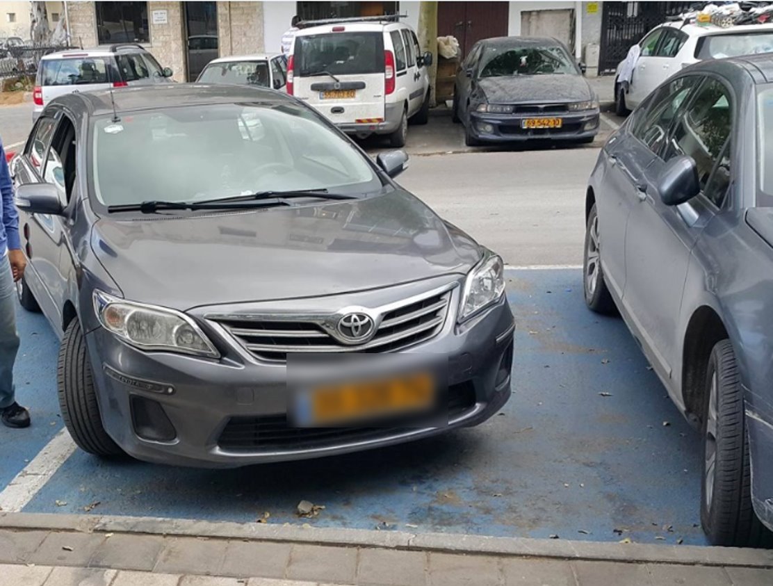 רכב חונה בשתי חניות נכים. צילום: עמותת אור ירוק