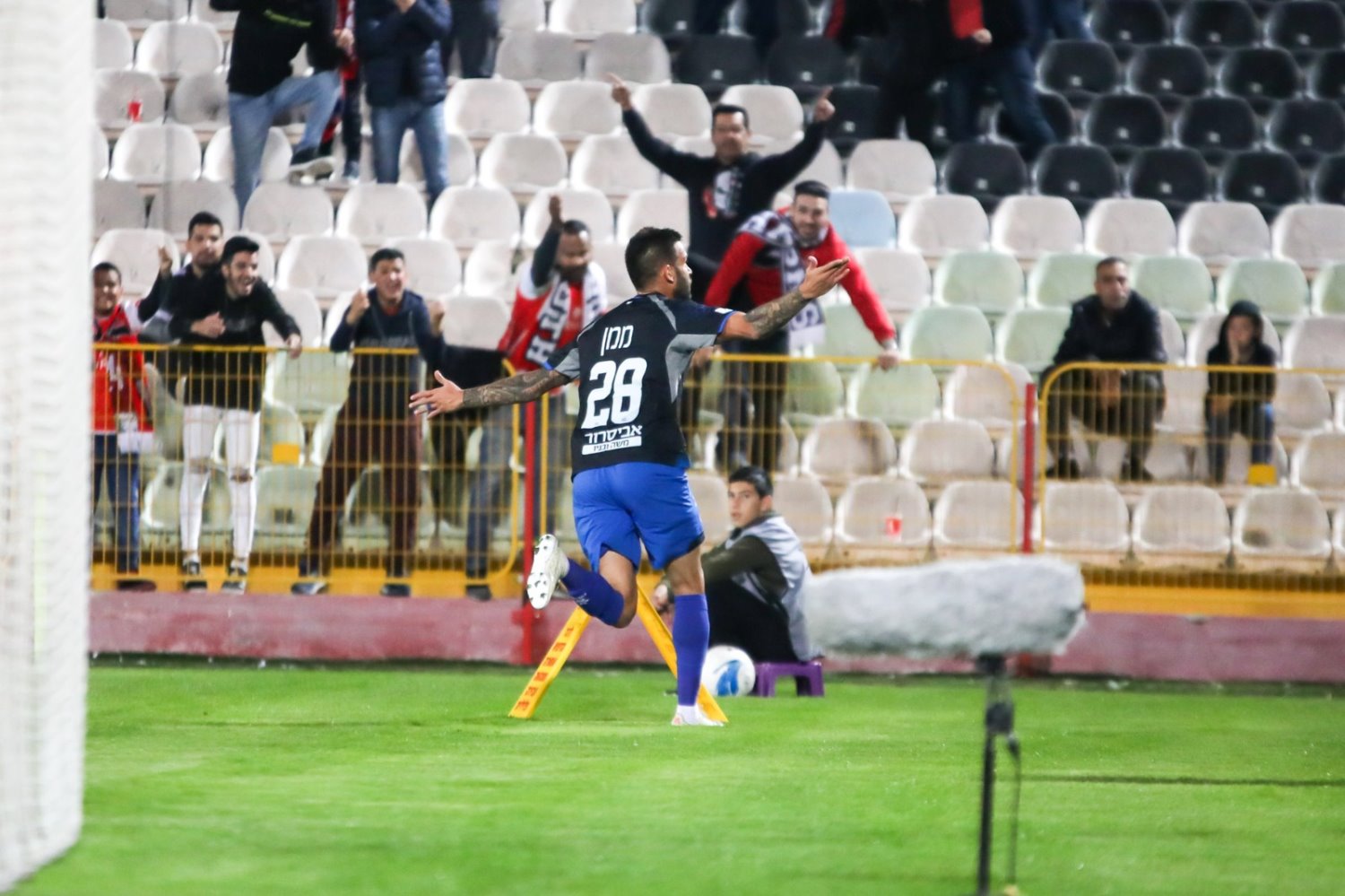 הצגה של ממן במחצית הראשונה. צילום: זאב דיקמן