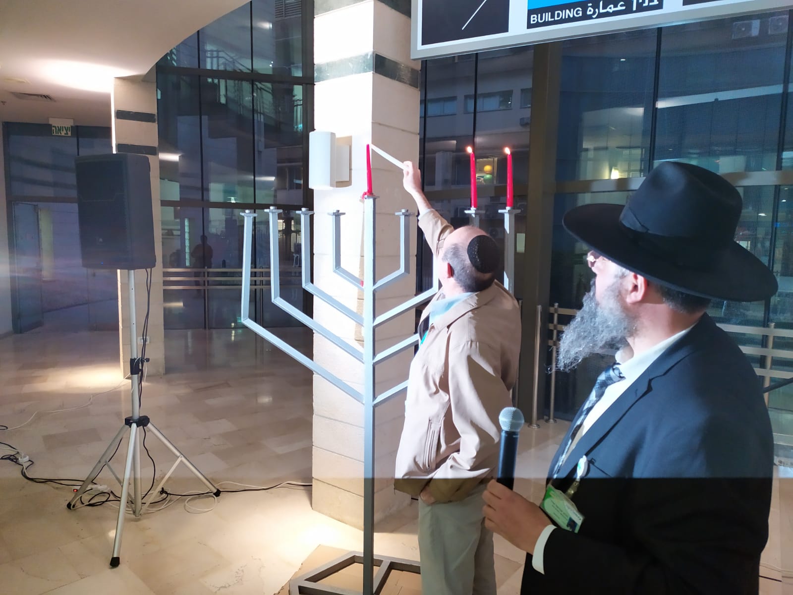 מדליקים נר שני של חנוכה בסורוקה עם הפיברונייטה ב"ש צילום: איליה יגורוב 