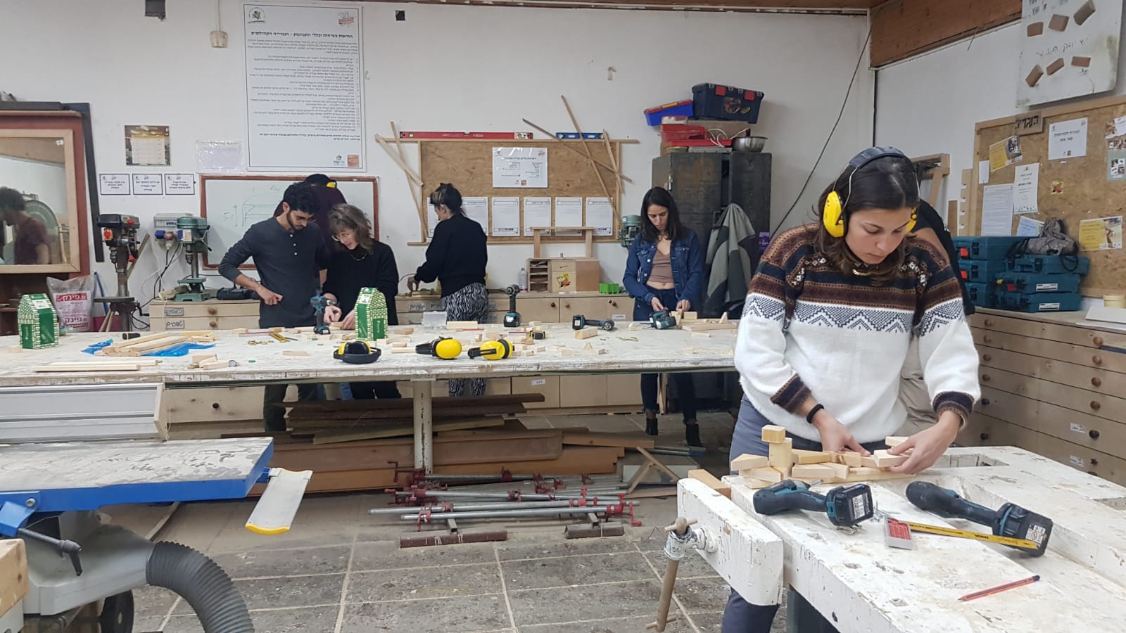 יוצרים חנוכיות באדיבות הרשת באר שבע 