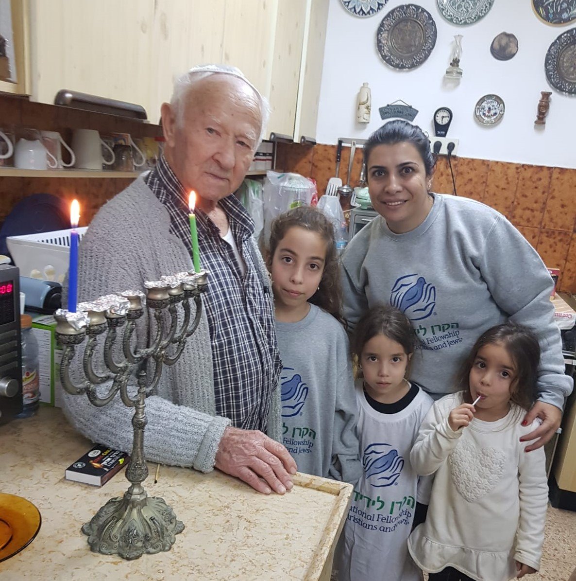 מרדכי עם יסמין ובנותיה באדיבות הקרן לידידות