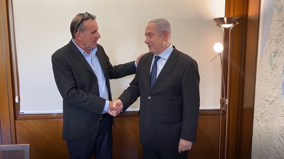 "הפעם נצליח להרכיב ממשלה", נתניהו ושמעון בוקר. קרדיט - צילום פרטי