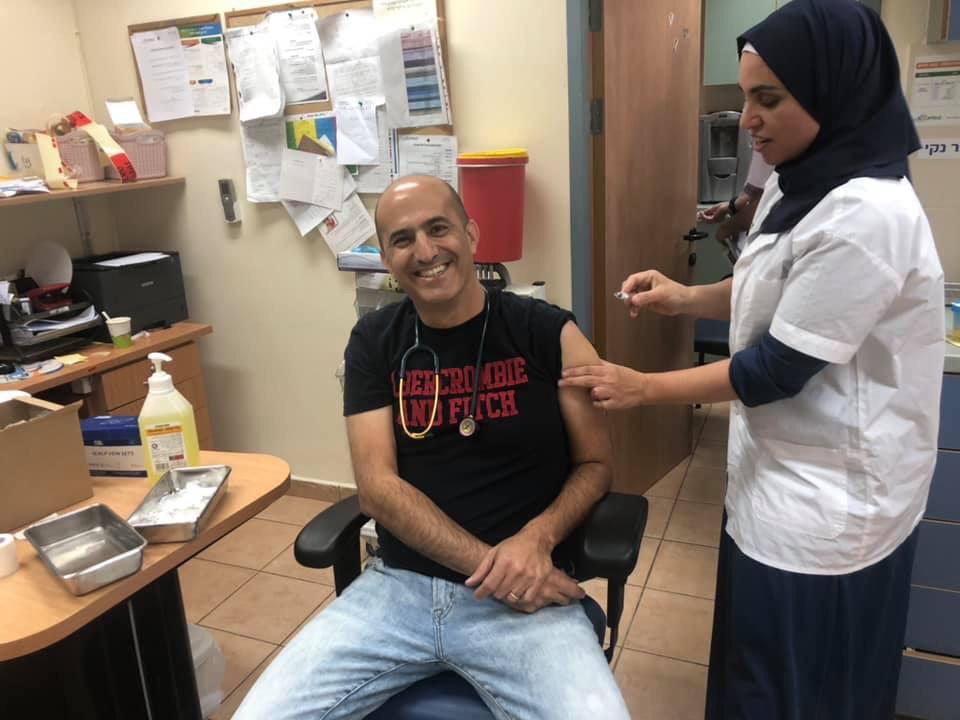 דוקטור אסף טוקר מתחסן על ידי האחות נדא קרדיט "כללית" 