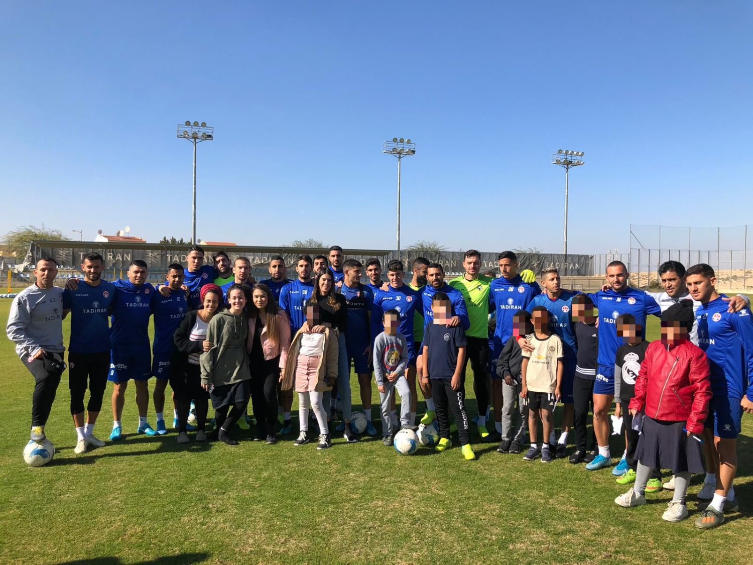 ילדי מועדונית בית מוריה במפגש עם שחקני הפועל באר שבע 