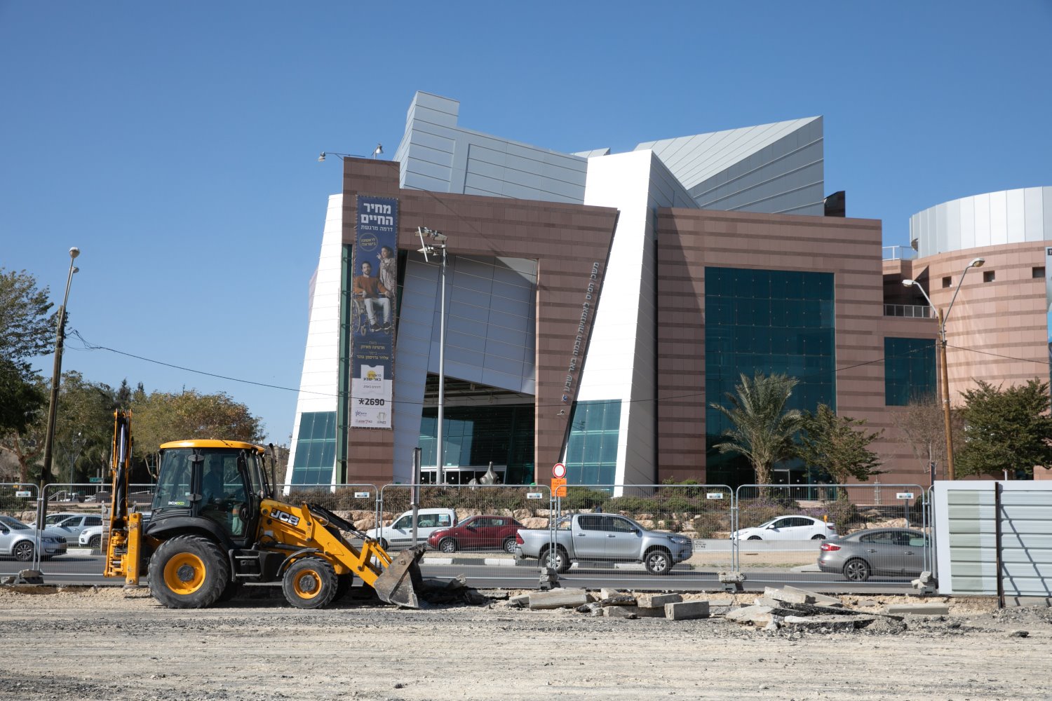 בקרוב- כיכר התרבות בסמוך למשכן לאמנויות הבמה | צילום: דיאגו מיטלברג