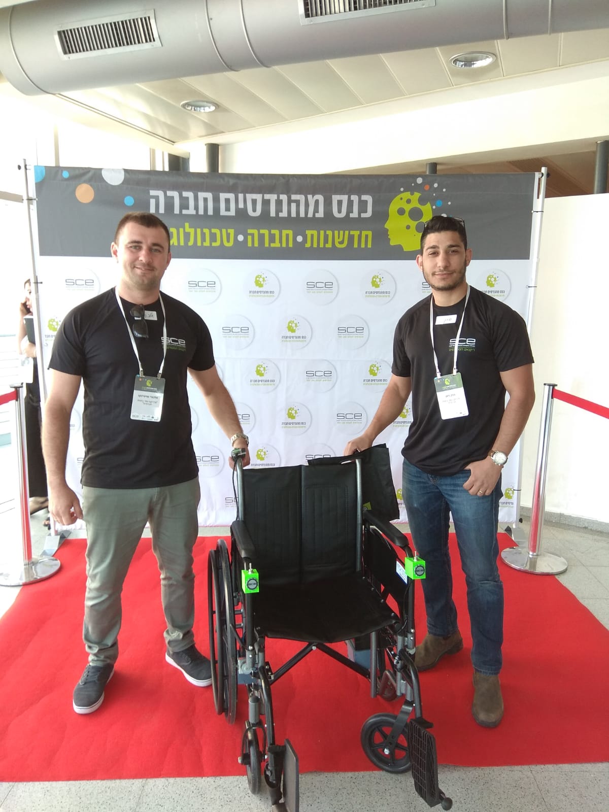 ברק ואלכסיי עם התוסף על כיסא גלגלים קרדיט אלבום אישי