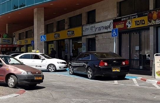 חונים בחניית נכים ללא תו נכה תילום באדיבות אור ירוק 