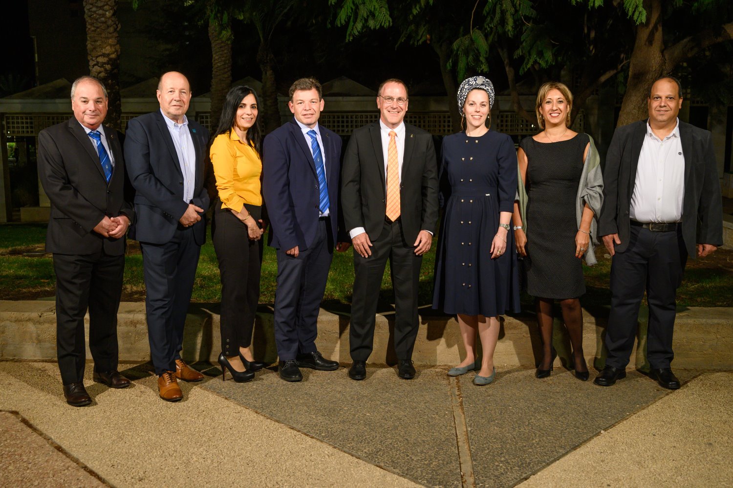 מקבלי אות הבוגר לפי סדר משמאל לימין צילום: דני מכליס 