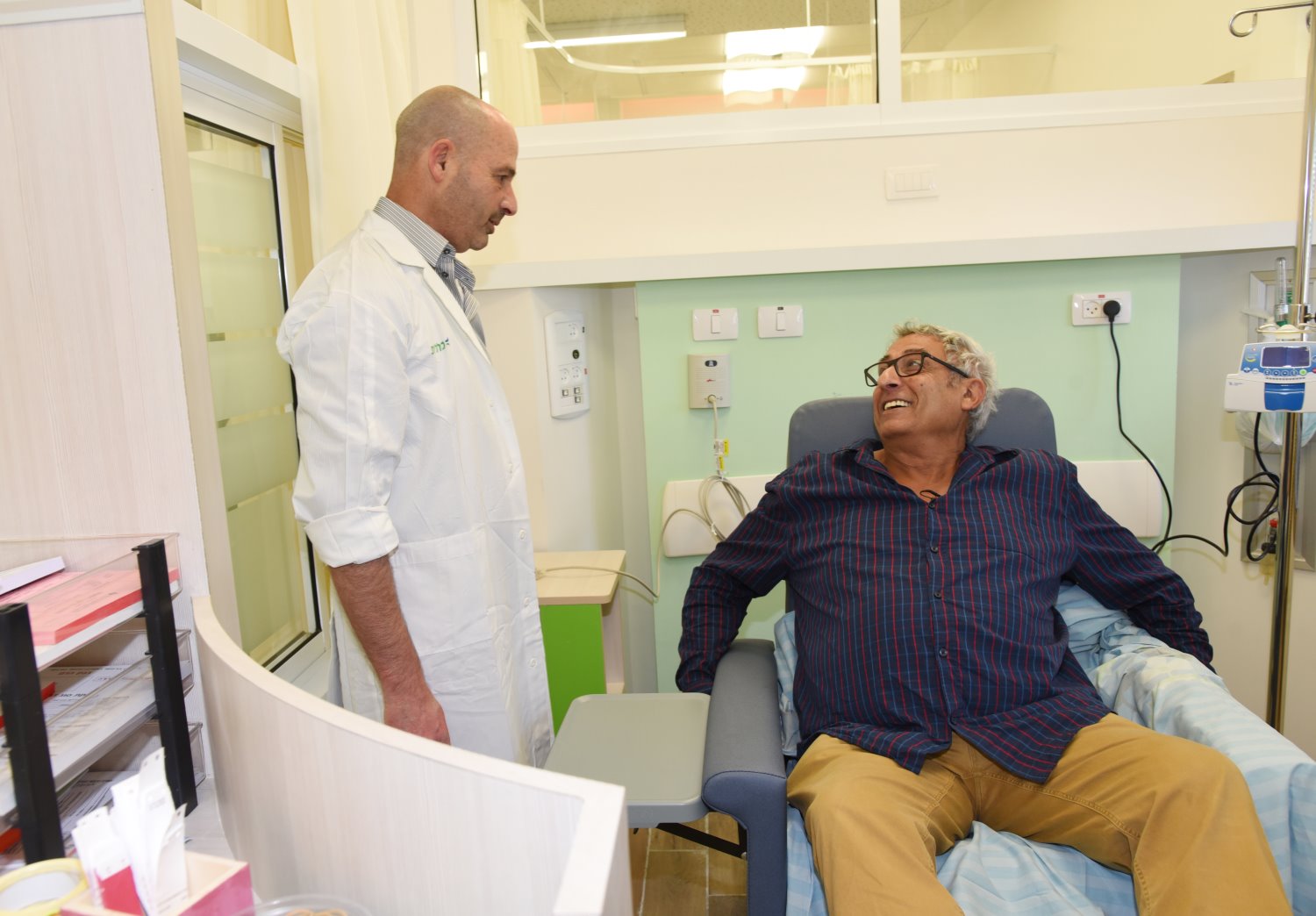 איתן טוביה, המטופל הראשון במרכז לגסי הריטג' לאונקולוגיה ומכון ד"ר לארי נורטון בסורוקה יחד עם ד"ר איתי לוי מנהל המחלקה ההמטולוגית במרכז. צילום: דינה פרנקל, סורוקה