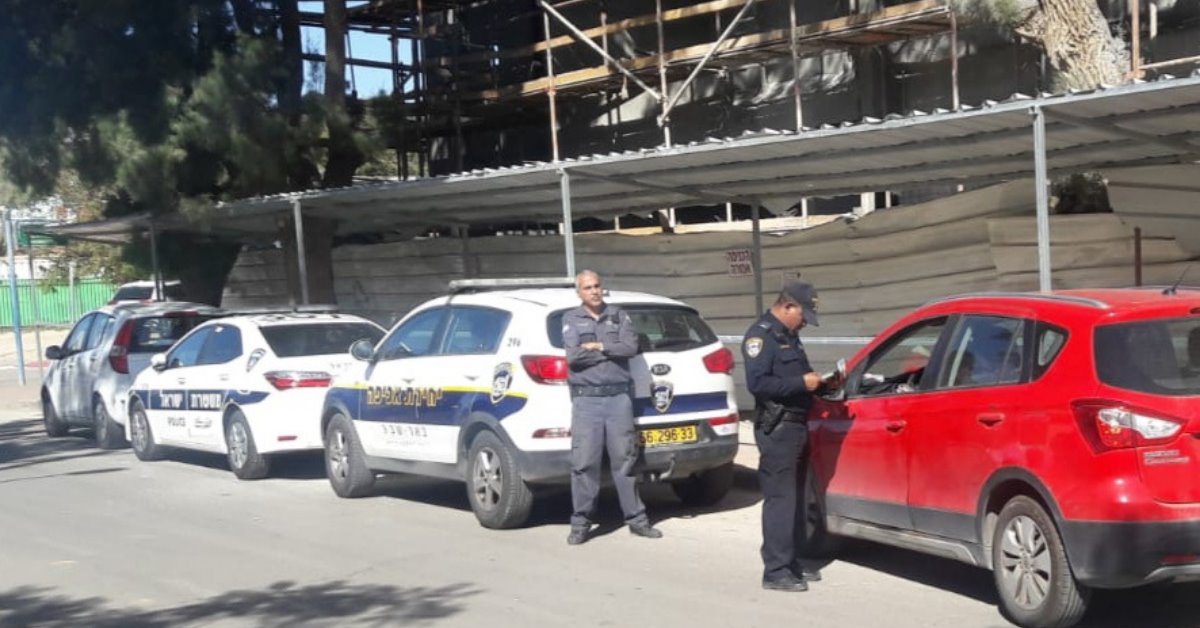 מגן באר שבע. מחלקים דו"חות. צילום: דוברות המשטרה