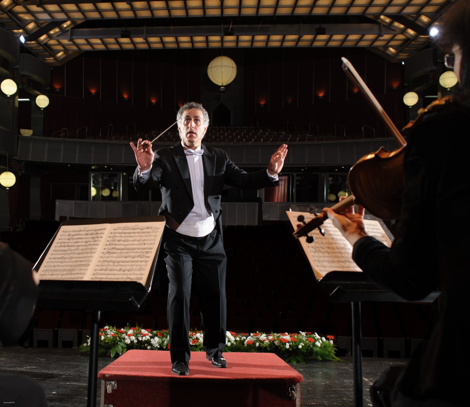 ניר קברטי מנצח בלייב סינפונייטה ב"ש. צילם: שי שמואלי