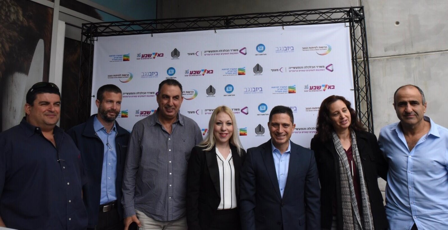 מימין לשמאל - אפי מחלב, יונת מרטון, רוביק דנילוביץ, פלורין גדלבסקי, איציק כהן, אלון שטאובר ועופר טיבי. צילום יוני קלברמן