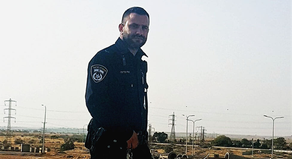 השוטר צחי מדינה, תמיד בתפקיד