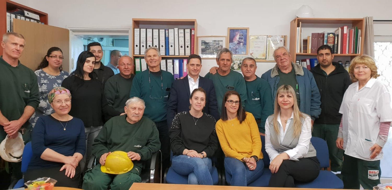 רוביק ועובדי חסין אש. צילום יחצ