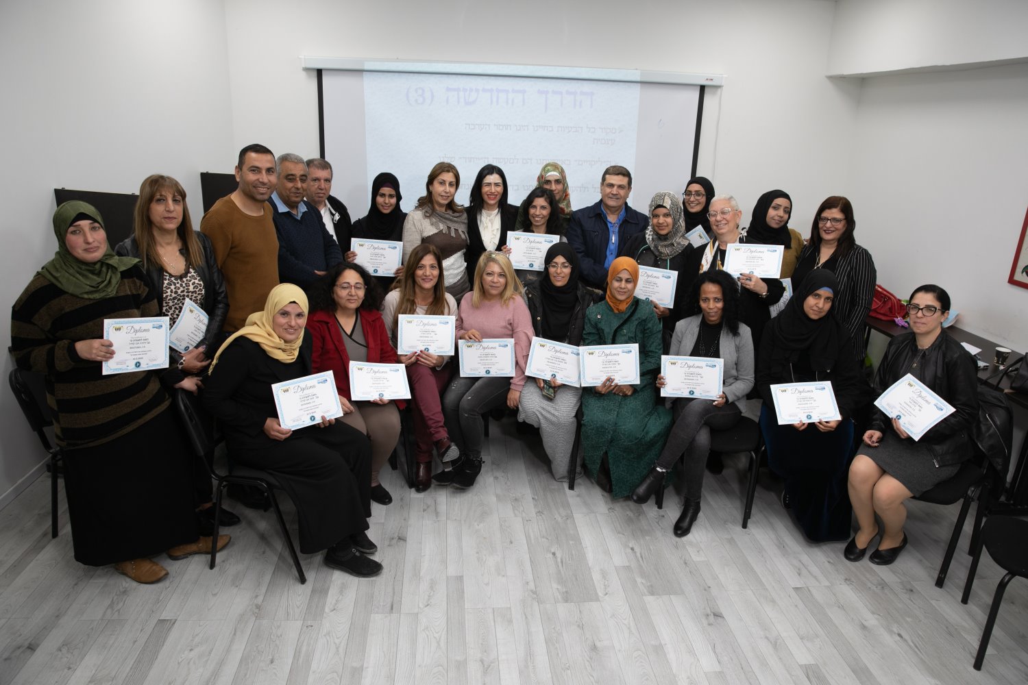 הנשים שהשתתפו במפגש המסכם של הפרויקט ונציגי המכון היהודי-ערבי. צילום: דיאגו מיטלברג