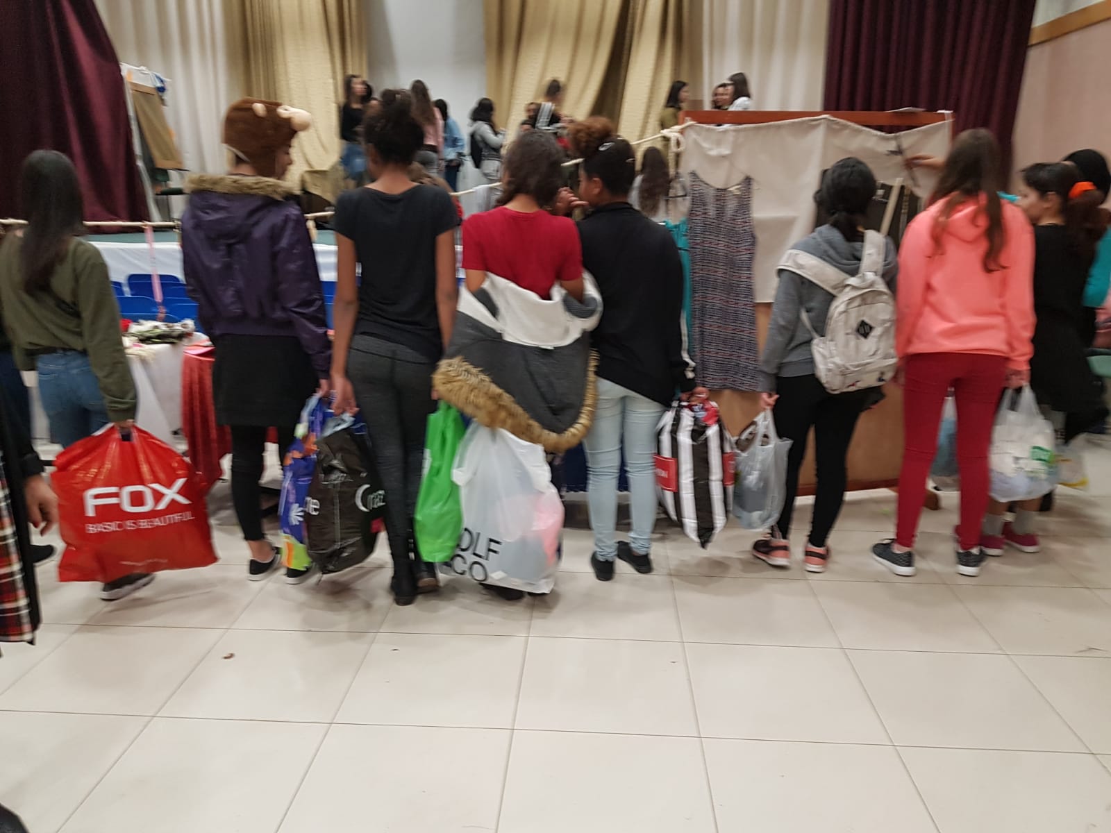 הנערות בחנות יד שנייה. צילום באדיבות חגית רחמים