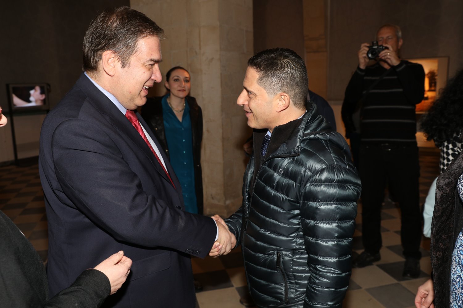 רוביק דנילוביץ והקנסלר הטורקי בישראל טולגה   בודק במוזאון לתרבות האסלאם בבאר שבע. צילום רפי דלויה