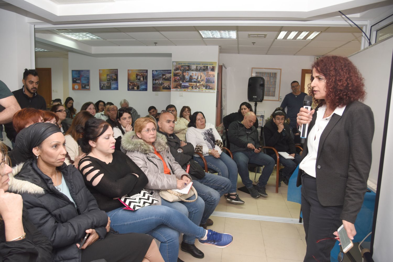 ענת טויטו נושאת דברים בהמועדון - צילום דוד גרינשפן