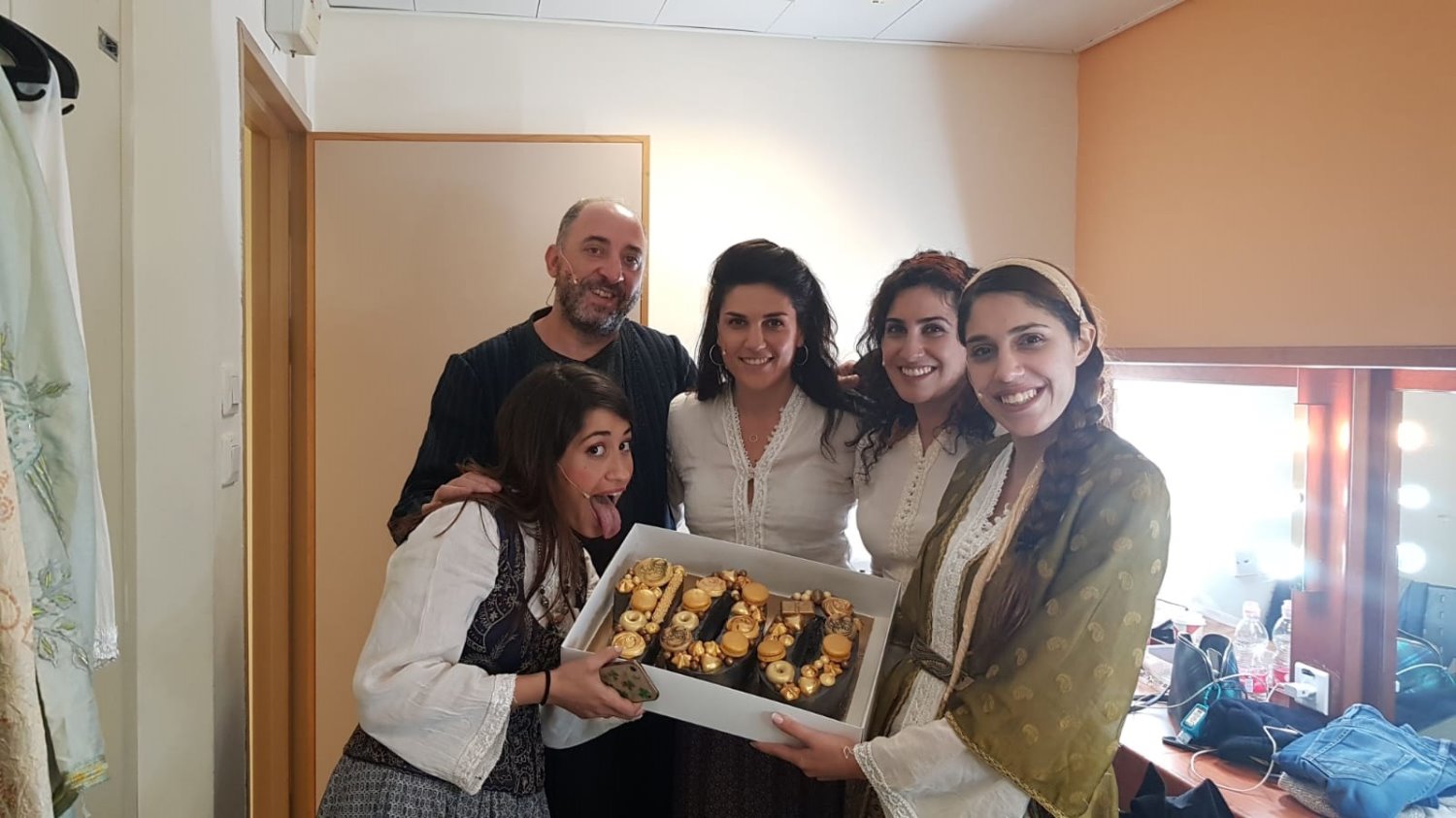 שחקני הצגה סוליקא של תאטרון באר שבע חוגגים את ההצגה ה 100 צילום יחצ