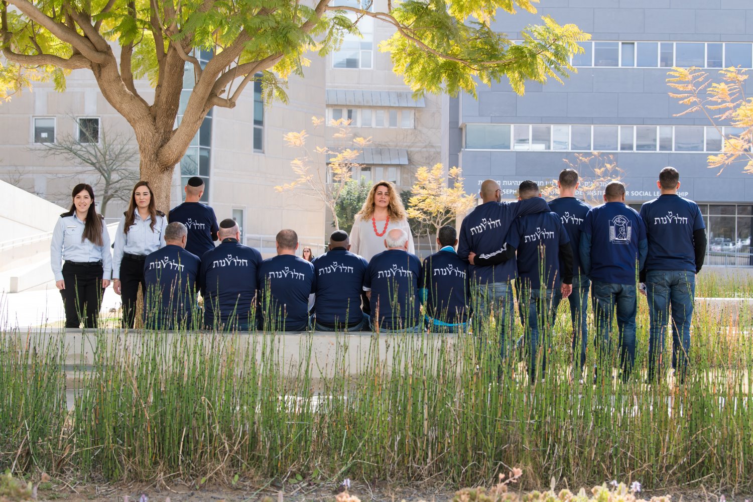 בוגרי התכנית בחברת עו"ד ורד סרוסי (בתווך), ומרכזות הפרויקט מטעם השב"ס, רס"ר מור שפירא ורס"ר מורן גינת. צילום: דני מכליס