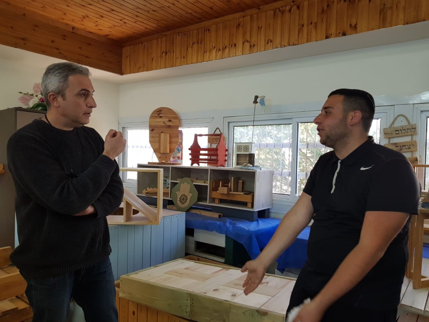 סמנכ"ל פאנל מטבחים, אלי טלמון, עם תלמיד המגמה, אריאל אוחיון. צילום- בית ספר אמי"ת טכנולוגי