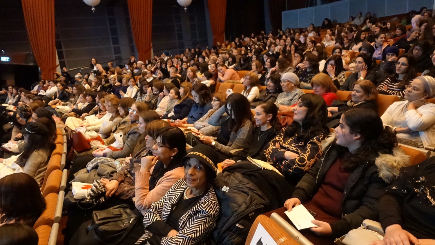 אולם מלא מפה לפה. צילום: יחצ