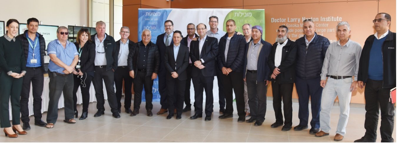 ראשי הרשויות בסורוקה במרכז, ד"ר שלומי קודש, מנהל המרכז הרפואי סורוקה, רוביק דנילוביץ', ראש העיר באר שבע, פרופ' יצחק אביטל, מנהל מרכז לגסי הריטג' לאונקולוגיה וראשי רשויות בנגב