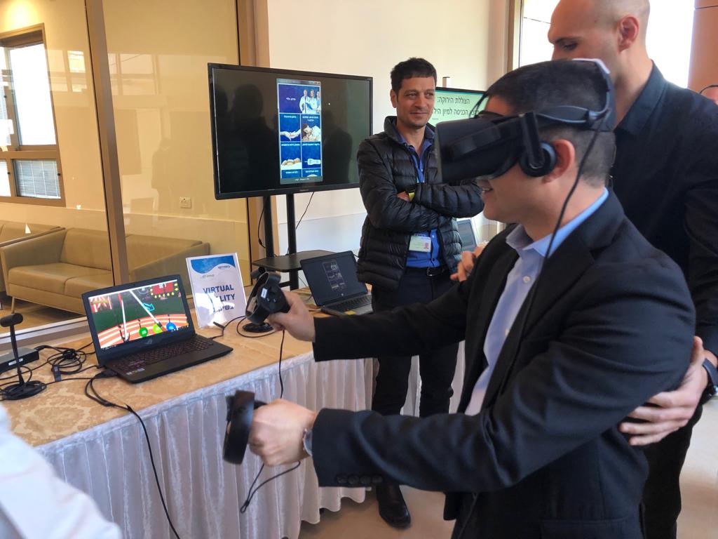 רוביק דנילוביץ', ראש העיר באר שבע בהדגמה של VR (מציאות מדומה) שירות שניתן במחלקת השיקום בסורוקה. צילום: דינה פרנקל- סורוקה