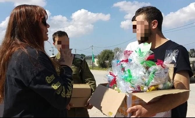 שוקי-לי עברי ונערות בתים חמים בתרומה לחיילים