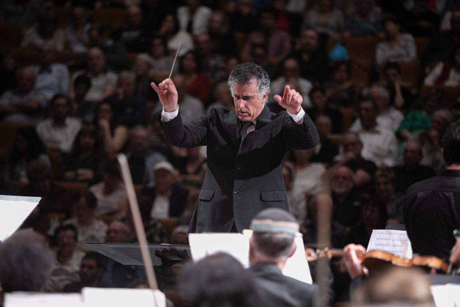 קברטי מנצח על התזמורת. צילם דייגו מיטלברג