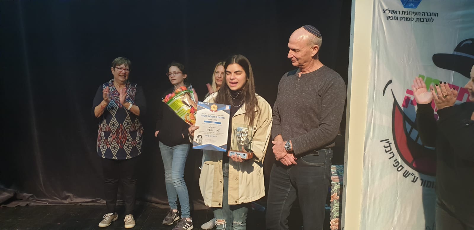 עמית פרטוק עם הפרס. צילום יחצ