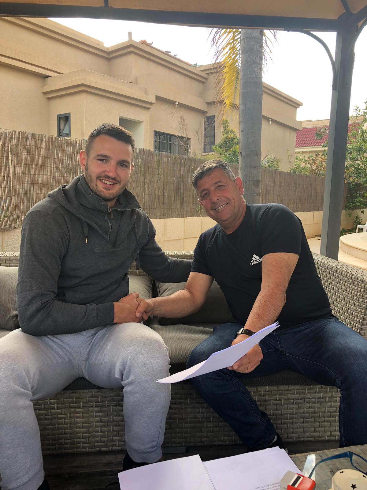 גם סטפן צ'יריץ' חותם. צילום באדיבות המועדון