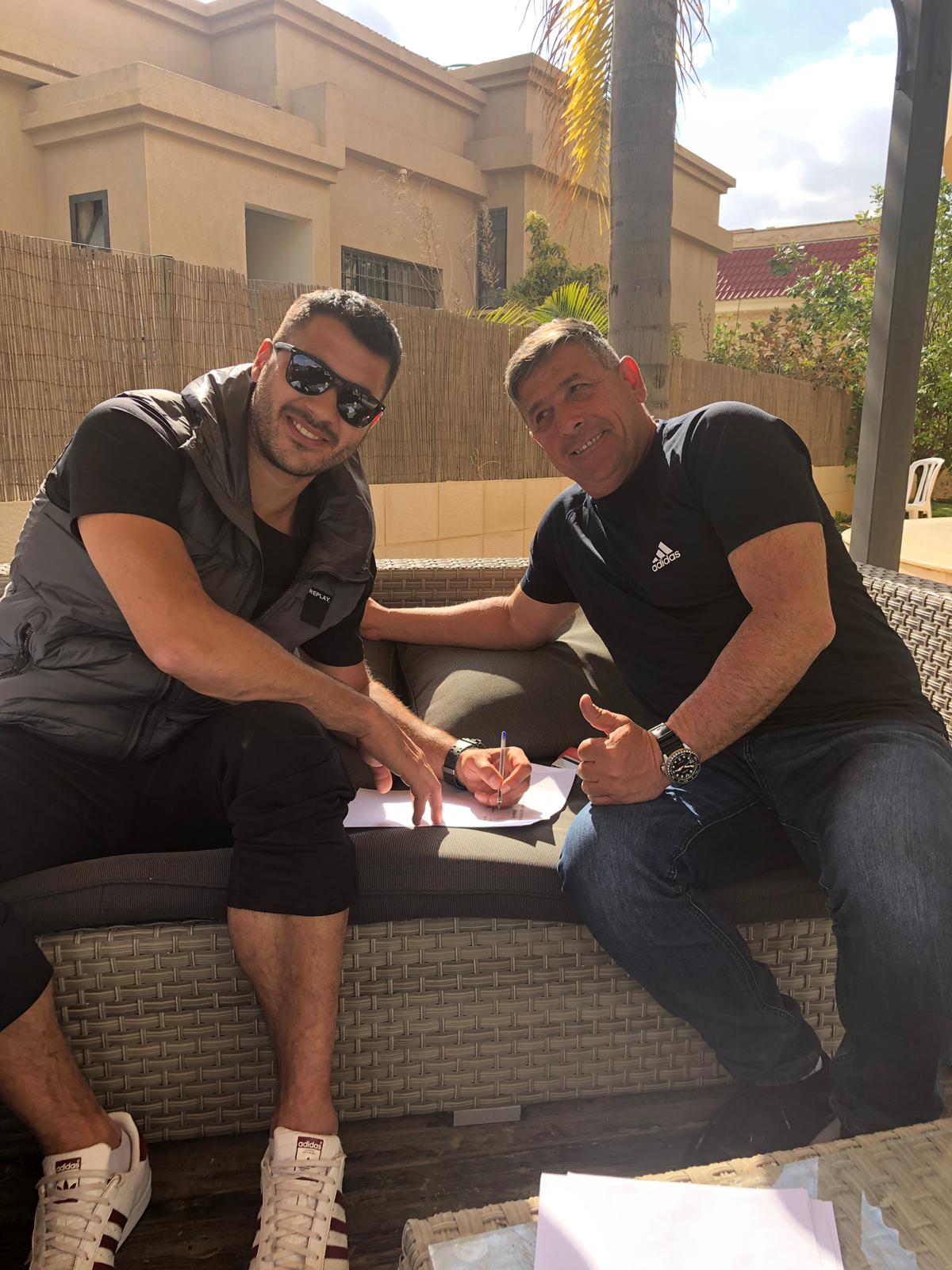 מילוש בואישיץ' חותם. צילום באדיבות המועדון