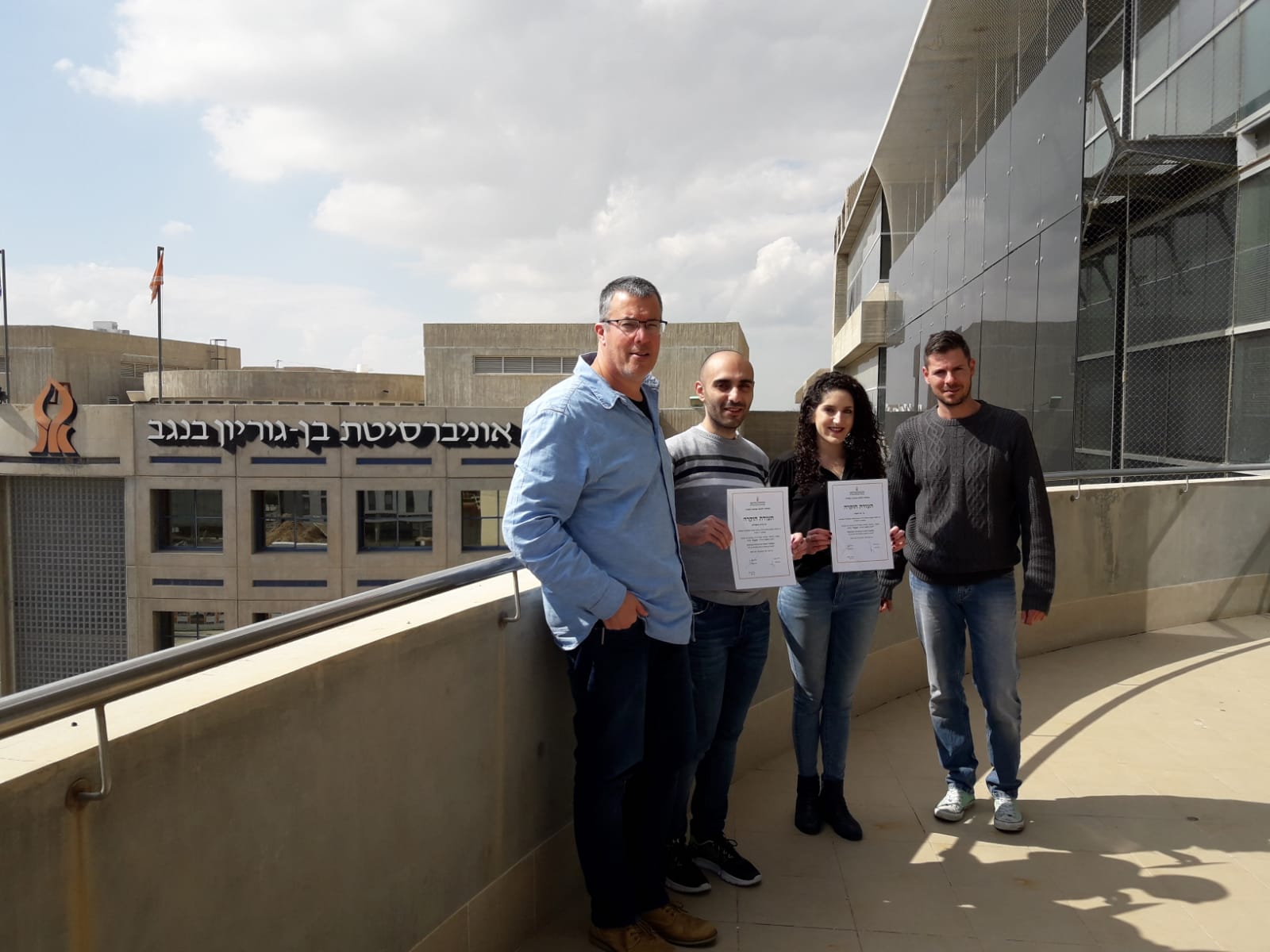 ראש המחלקה פרופ' חן אבין וד"ר דן וילנצ'יק יחד עם הסטודנטים הזוכים.  קרדיט: יח"צ