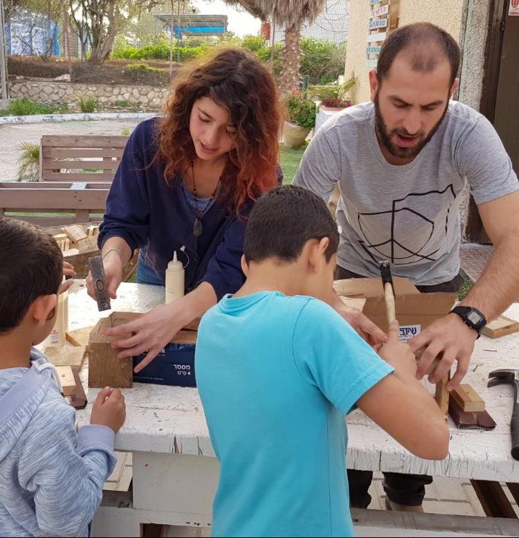 יובל צוקרמן מעבירה סדנא. באדיבות הנגרייה הקהילתית