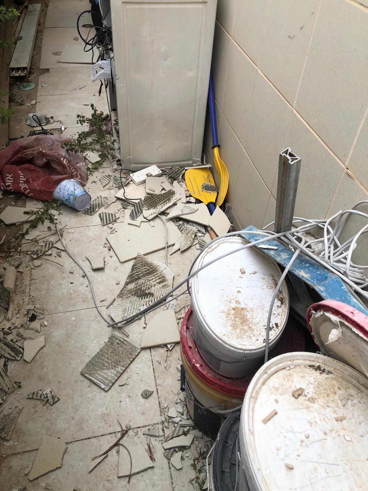 "האריחים נופלים לרצפה וזה פשוט מסוכן"