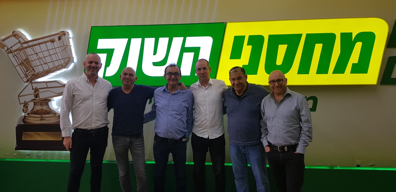 בתמונה מימין: ירון טיקטין סמנכ"ל אשראי max, שאול נעמן מבעלי מחסני השוק, רון פינארו מנכ"ל max, איציק נעמן מבעלי מחסני השוק, שלום נעמן מבעלי מחסני השוק ומנכ"ל החברה ואריאל אורזל מנהל מחלקת שותפים max.  צילום: יעל ורד