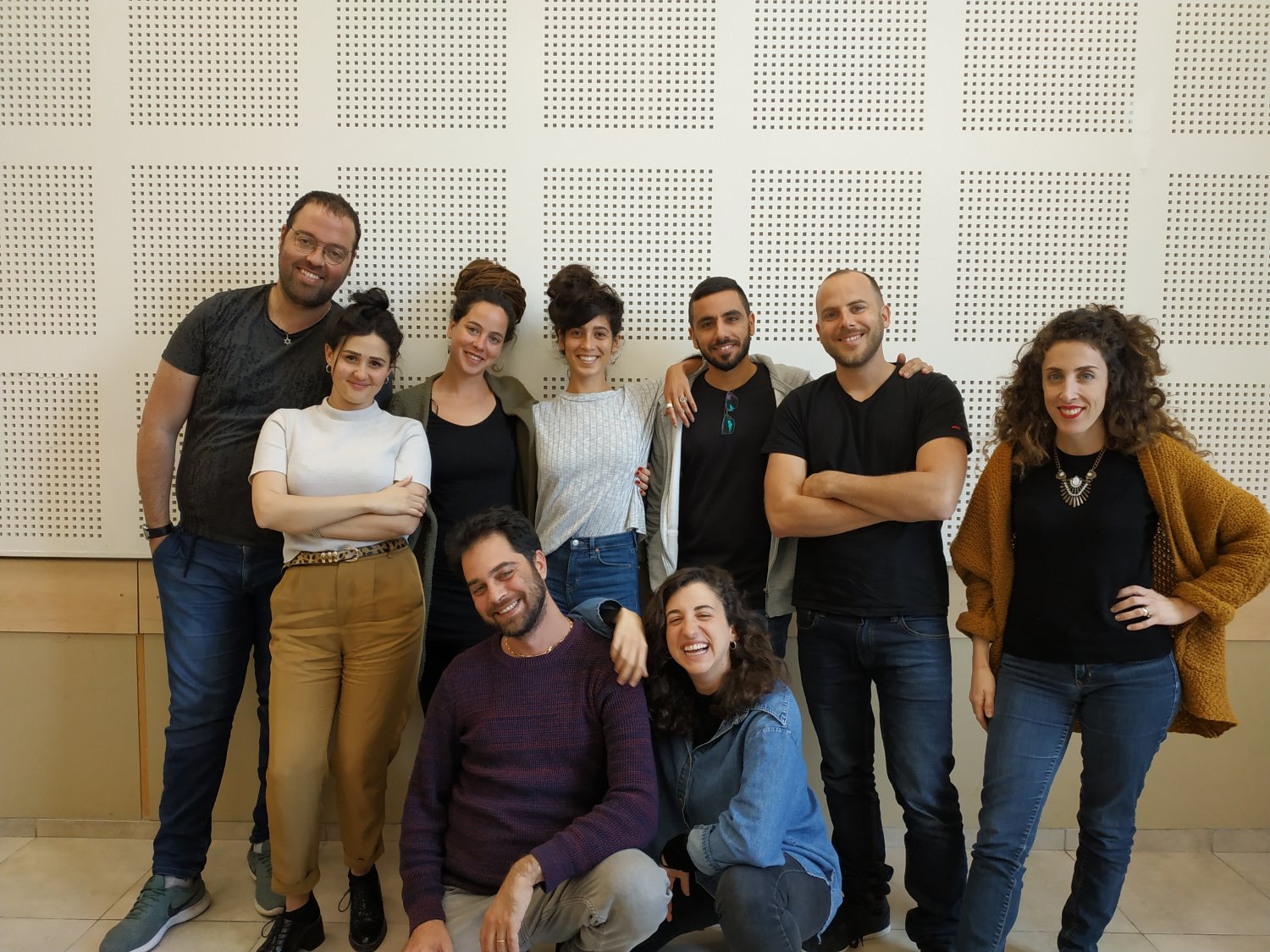 בתמונה: השחקנים, רענן פז (שני מימין), תום (כורע מקדימה) ועדי לוסטינג (עם הראסטות). צילום: יחצ