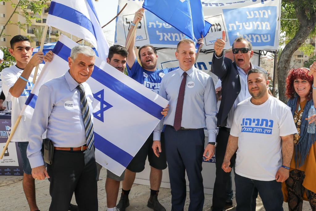 יש להם סיבה לחייך. השר ארדן ואנשי הליכוד בבאר שבע. צילום: זאב דיקמן