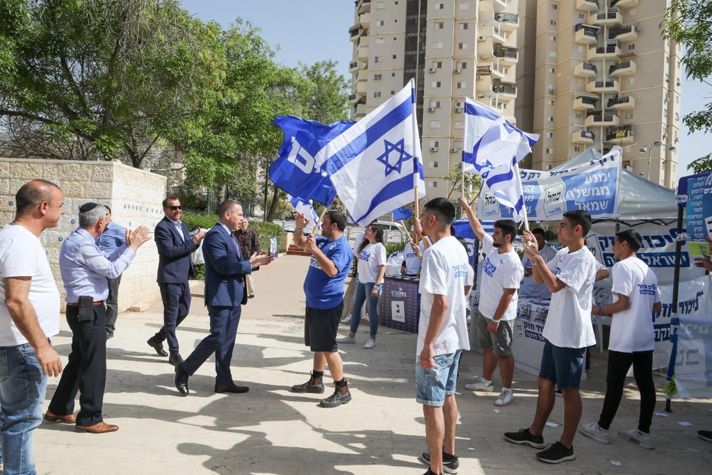 השר ארדן בביקור בבאר שבע ביום הבחירות. צילום: זאב דיקמן