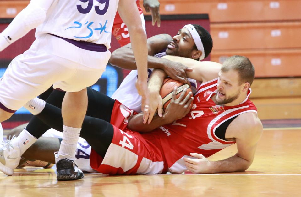 טיילור ברון נאבק. צילום: לילך וייס, מנהלת ליגת העל בכדורסל