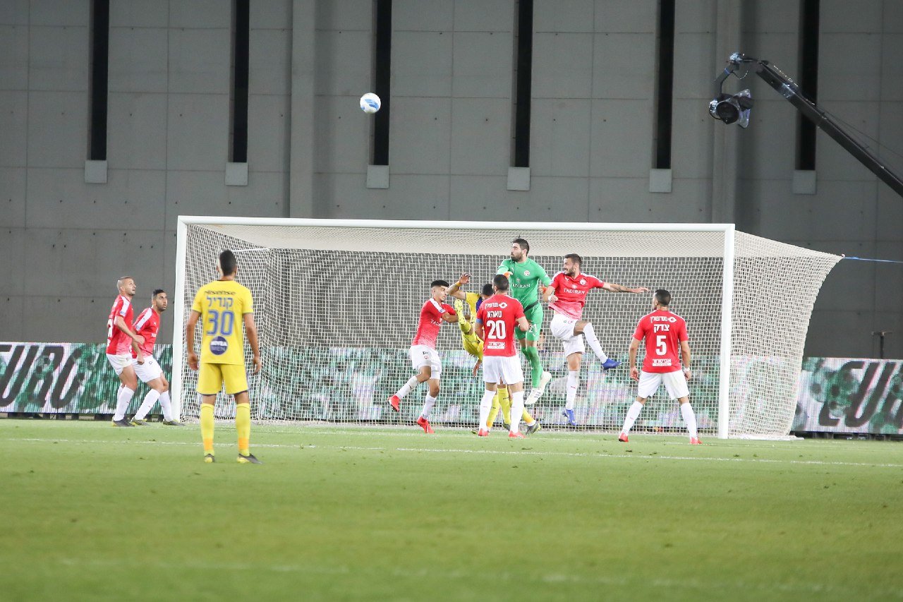 הכדור מטייל ברחבה של לויטה - מראה נפוץ במהלך המשחק. צילום: זאב דיקמן