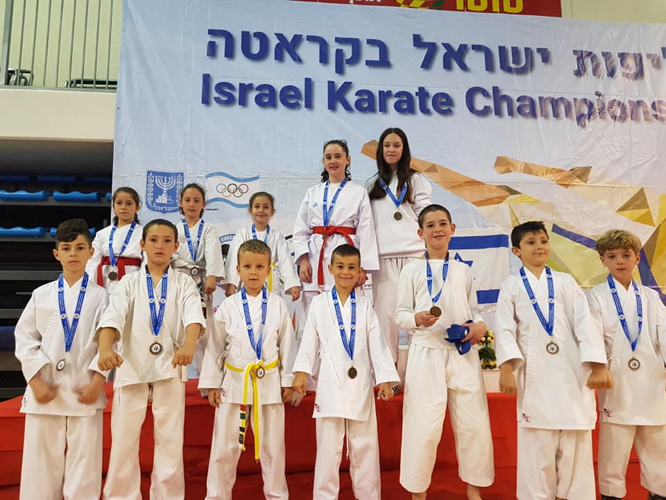 חניכיו של מוטי אשכנזי מציגים לראווה את ה"שלל" מהאליפות