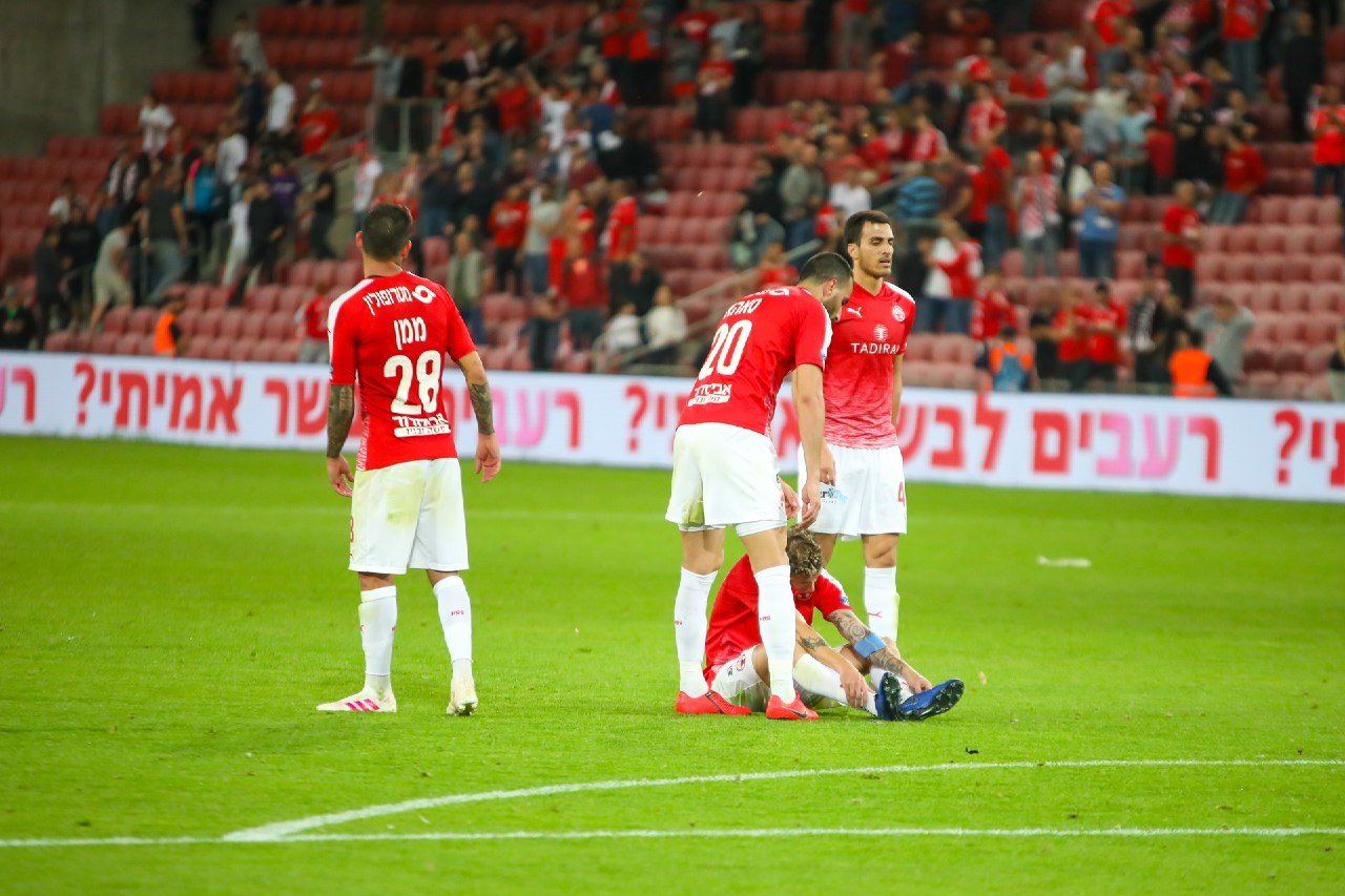 אכזבה על כר הדשא. צילום: זאב דיקמן